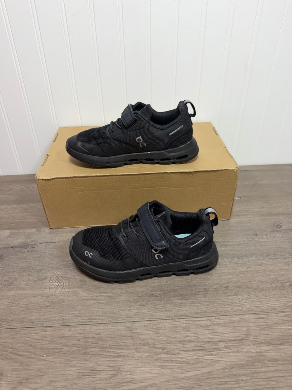 Used kids On Cloud Play sneakers in all black size k1